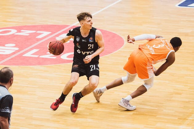 easyCredit-BBL: 29. Spieltag - RASTA Vechta vs. Hamburg Towers, 07.04.2021 Justus Hollatz (Hamburg Towers, 21), Sha’Markus Kennedy (RASTA Vechta, 3); easyCredit-BBL: 29. Spieltag - RASTA Vechta vs. Hamburg Towers am 07.04.2021 in Vechta (RASTA Dome), Germany, Copyright: xBEAUTIFULxSPORTS Neddermannx
