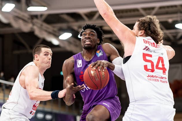BG Göttingen - Jobstairs Gießen 46ers 07.04.2021, Basketball-Bundesliga easyCredit-BBL, Saison 2020 2021, Hauptrunde, BG Göttingen - Jobstairs Gießen 46ers. Göttingens Tai Odiase (M) spielt gegen Gießens John Bryant (r) und Gießens Scottie James Jr.. Göttingen Niedersachsen Deutschland