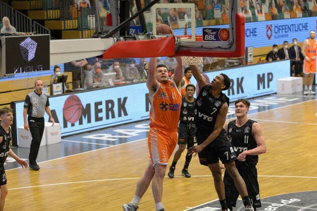 Will VORHEES (41 Rasta Vechta) wird beim Versuch zu dunken geblockt von Kameron TAYLOR (7 Hamburg Towers) ; Rasta Vechta vs Hamburg Towers, Basketball, easyCredit BBL Bundesliga, 07.04.2021, 29. Spieltag, Saison 2020 2021 ; Copyright: xErikxHillmer EIBNERx EP_ehr Rasta Vechta vs Hamburg Towers, Basketball, easyCredit BBL Bundesliga, 07.04.2021, 29. Spieltag, Saison 2020 2021 Vechta Copyright: xErikxHillmer EIBNERx EP_ehr