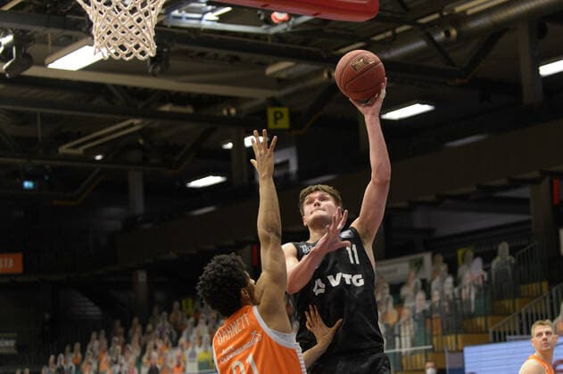 Jordan BARNETT (21 Rasta Vechta), Maik KOTSAR (11 Hamburg Towers) ; Rasta Vechta vs Hamburg Towers, Basketball, easyCredit BBL Bundesliga, 07.04.2021, 29. Spieltag, Saison 2020 2021 ; Copyright: xErikxHillmer EIBNERx EP_ehr Rasta Vechta vs Hamburg Towers, Basketball, easyCredit BBL Bundesliga, 07.04.2021, 29. Spieltag, Saison 2020 2021 Vechta Copyright: xErikxHillmer EIBNERx EP_ehr