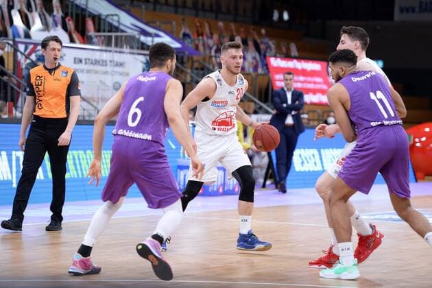 Ferdinand Zylka (Giessen 46ers) (am Ball), Luke Nelson (BG Goettingen) (L) und Marvin Omuvwie (BG Goettingen) (R) , Basketball, Bundesliga, BBL, BG Goettingen - Jobstairs Giessen 46ers, 07.04.2021, BG Goettingen - Giessen 46ers, Basketball, Bundesliga, GER, BBL, 07.04.2021 Goettingen Copyright: xEibner-Pressefotox-xRolandxSippelx