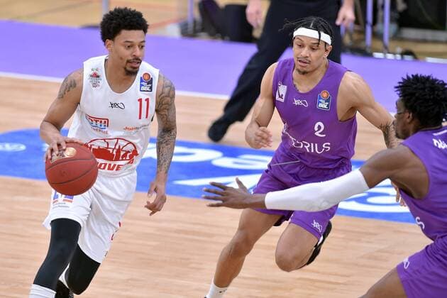 Diante Maurice Garrett (Giessen 46ers) (am Ball), Nelson Weidemann (BG Goettingen), Tai Odiase (BG Goettingen) , Basketball, Bundesliga, BBL, BG Goettingen - Jobstairs Giessen 46ers, 07.04.2021, BG Goettingen - Giessen 46ers, Basketball, Bundesliga, GER, BBL, 07.04.2021 Goettingen Copyright: xEibner-Pressefotox-xRolandxSippelx