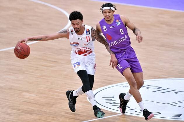 Diante Maurice Garrett (Giessen 46ers) und Nelson Weidemann (BG Goettingen) , Basketball, Bundesliga, BBL, BG Goettingen - Jobstairs Giessen 46ers, 07.04.2021, BG Goettingen - Giessen 46ers, Basketball, Bundesliga, GER, BBL, 07.04.2021 Goettingen Copyright: xEibner-Pressefotox-xRolandxSippelx