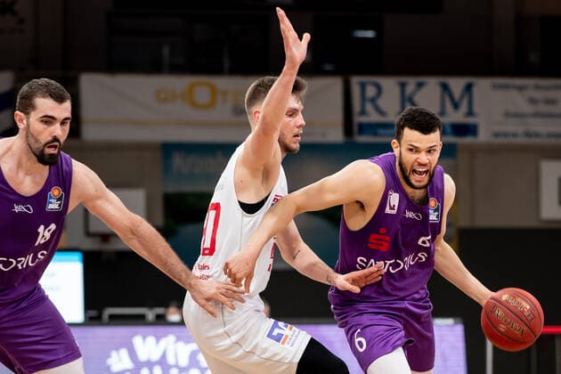 BG Göttingen - Jobstairs Gießen 46ers 07.04.2021, Basketball-Bundesliga easyCredit-BBL, Saison 2020 2021, Hauptrunde, BG Göttingen - Jobstairs Gießen 46ers. Göttingens Luke Nelson (r) spielt gegen Gießens Ferdinand Zylka. Links steht Göttingens Harper Kamp. Göttingen Niedersachsen Deutschland