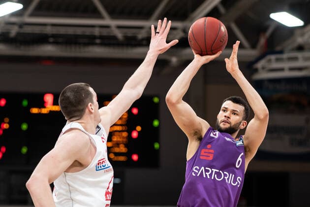 BG Göttingen - Jobstairs Gießen 46ers 07.04.2021, Basketball-Bundesliga easyCredit-BBL, Saison 2020 2021, Hauptrunde, BG Göttingen - Jobstairs Gießen 46ers. Göttingens Luke Nelson (r) spielt gegen Gießens Scottie James Jr. Göttingen Niedersachsen Deutschland