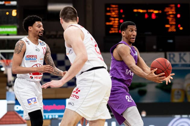 BG Göttingen - Jobstairs Gießen 46ers 07.04.2021, Basketball-Bundesliga easyCredit-BBL, Saison 2020 2021, Hauptrunde, BG Göttingen - Jobstairs Gießen 46ers. Göttingens Aubrey Dawkins hält den Ball. Göttingen Niedersachsen Deutschland