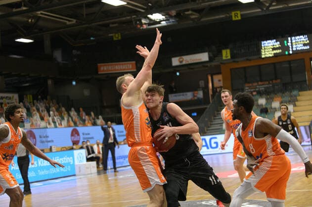 Robin CHRISTEN (33 Rasta Vechta), Maik KOTSAR (11 Hamburg Towers) ; Rasta Vechta vs Hamburg Towers, Basketball, easyCredit BBL Bundesliga, 07.04.2021, 29. Spieltag, Saison 2020 2021 ; Copyright: xErikxHillmer EIBNERx EP_ehr Rasta Vechta vs Hamburg Towers, Basketball, easyCredit BBL Bundesliga, 07.04.2021, 29. Spieltag, Saison 2020 2021 Vechta Copyright: xErikxHillmer EIBNERx EP_ehr