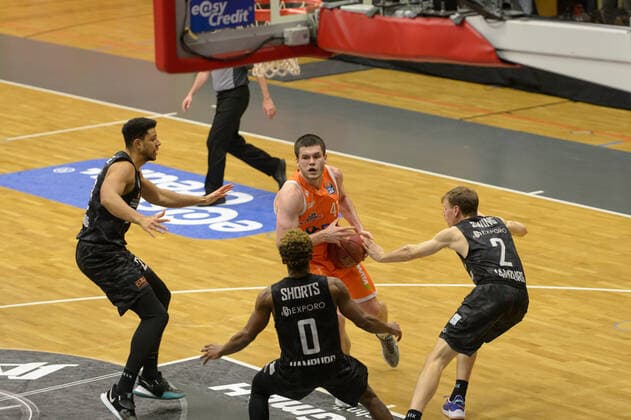 Marvin OGUNSIPE (26 Hamburg Towers), Will VORHEES (41 Rasta Vechta), TJ Timothy Neocartes SHORTS II (0 Hamburg Towers), Jordan SWING (2 Hamburg Towers) ; Rasta Vechta vs Hamburg Towers, Basketball, easyCredit BBL Bundesliga, 07.04.2021, 29. Spieltag, Saison 2020 2021 ; Copyright: xErikxHillmer EIBNERx EP_ehr Rasta Vechta vs Hamburg Towers, Basketball, easyCredit BBL Bundesliga, 07.04.2021, 29. Spieltag, Saison 2020 2021 Vechta Copyright: xErikxHillmer EIBNERx EP_ehr