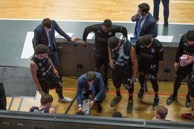 GER, Basketball, RASTA Vechta vs Hamburg Towers 07.04.2021, RASTA Dome, Vechta, GER, easy Credit-BBL, RASTA Vechta vs Hamburg Towers, im Bild Die Bank von Oben bei der Auszeit Pedro CALLES ( Hamburg Towers Headcoach Trainer ) Maik KOTSAR ( Hamburg Towers 11 ) Max DILEO ( Hamburg Towers 3 ) Miguel Angel ZAPATA ( Hamburg Towers Assistantcoach ) Benka BARLOSCHKY ( Hamburg Towers Assistantcoach ) Terry ALLEN ( Hamburg Towers 25 ) Bryce TAYLOR ( Hamburg Towers 44 )