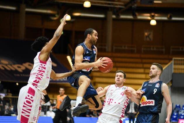 Sport Bilder des Tages Elias Lasisi (HAKRO Merlins Crailsheim) im Zweikampf mit Strahinja Micovic (Telekom Baskets Bonn), GER, HAKRO Merlins Crailsheim vs. Telekom Baskets Bonn, 07.04.2021, 29. Spieltag easycredit Basketball Bundesliga, Spielzeit 2020 2021. GER, HAKRO Merlins Crailsheim vs. Telekom Baskets Bonn, 07.04.2021, 29. Spieltag easycredit Basketball Bundesliga, Spielzeit 2020 202 Crailsheim Copyright: xEibnerxPressefoto MichaelxMemmlerx EP_MMR