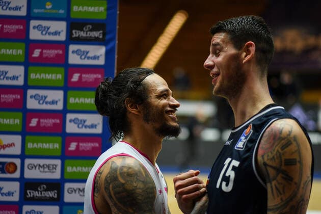 Chris Babb (Telekom Baskets Bonn) gratuliert Bogdan Radosavljevic (HAKRO Merlins Crailsheim) zum einzug in die Play Offs, GER, HAKRO Merlins Crailsheim vs. Telekom Baskets Bonn, 07.04.2021, 29. Spieltag easycredit Basketball Bundesliga, Spielzeit 2020 2021. GER, HAKRO Merlins Crailsheim vs. Telekom Baskets Bonn, 07.04.2021, 29. Spieltag easycredit Basketball Bundesliga, Spielzeit 2020 202 Crailsheim Copyright: xEibnerxPressefoto MichaelxMemmlerx EP_MMR