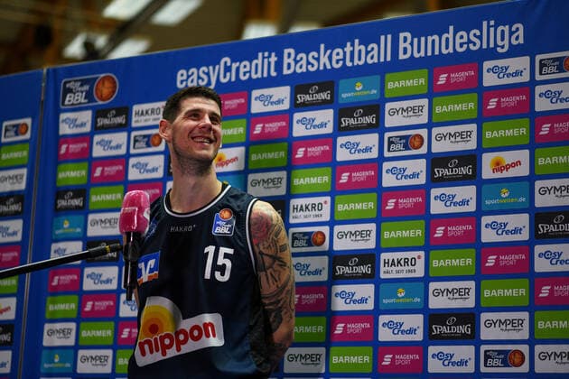 Bogdan Radosavljevic (HAKRO Merlins Crailsheim) beim Magenta Interview freut sich ueber den Play Off Einzug, GER, HAKRO Merlins Crailsheim vs. Telekom Baskets Bonn, 07.04.2021, 29. Spieltag easycredit Basketball Bundesliga, Spielzeit 2020 2021. GER, HAKRO Merlins Crailsheim vs. Telekom Baskets Bonn, 07.04.2021, 29. Spieltag easycredit Basketball Bundesliga, Spielzeit 2020 202 Crailsheim Copyright: xEibnerxPressefoto MichaelxMemmlerx EP_MMR