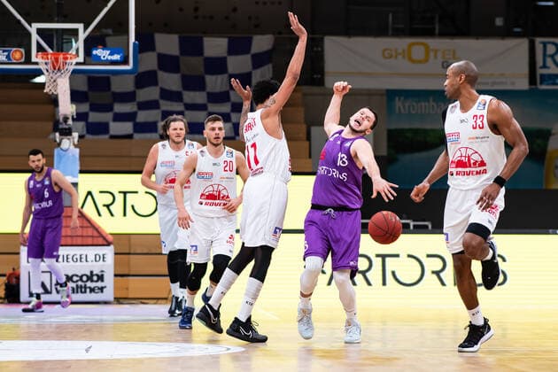 BG Göttingen - Jobstairs Gießen 46ers 07.04.2021, Basketball-Bundesliga easyCredit-BBL, Saison 2020 2021, Hauptrunde, BG Göttingen - Jobstairs Gießen 46ers. Göttingens Rihards Lomazs mit Ball. Göttingen Niedersachsen Deutschland