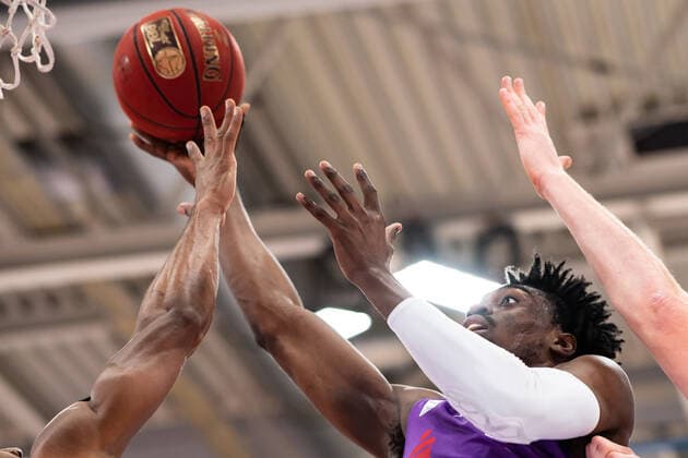 Sport Bilder des Tages BG Göttingen - Jobstairs Gießen 46ers 07.04.2021, Basketball-Bundesliga easyCredit-BBL, Saison 2020 2021, Hauptrunde, BG Göttingen - Jobstairs Gießen 46ers. Göttingens Tai Odiase wirft auf den Korb. Göttingen Niedersachsen Deutschland
