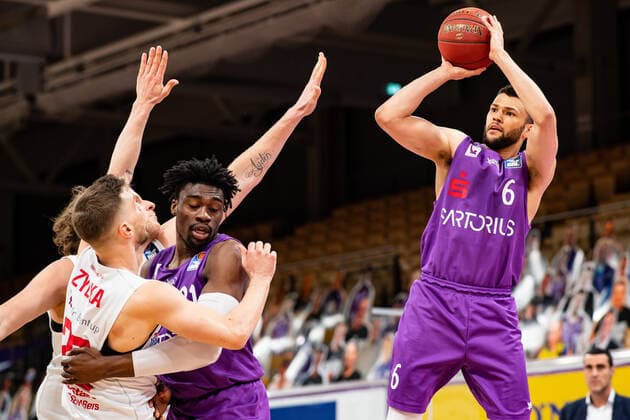 BG Göttingen - Jobstairs Gießen 46ers 07.04.2021, Basketball-Bundesliga easyCredit-BBL, Saison 2020 2021, Hauptrunde, BG Göttingen - Jobstairs Gießen 46ers. Göttingens Rihards Lomazs wirft auf den Korb. Göttingen Niedersachsen Deutschland