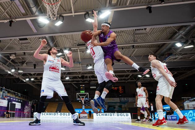 BG Göttingen - Jobstairs Gießen 46ers 07.04.2021, Basketball-Bundesliga easyCredit-BBL, Saison 2020 2021, Hauptrunde, BG Göttingen - Jobstairs Gießen 46ers. Göttingens Nelson Weidemann (r) spielt gegen Gießens Ferdinand Zylka. Göttingen Niedersachsen Deutschland