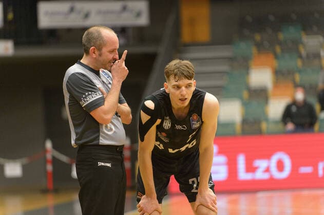 Justus HOLLATZ (21 Hamburg Towers) spricht mit dem Schiedsrichter ; Rasta Vechta vs Hamburg Towers, Basketball, easyCredit BBL Bundesliga, 07.04.2021, 29. Spieltag, Saison 2020 2021 ; Copyright: xErikxHillmer EIBNERx EP_ehr Rasta Vechta vs Hamburg Towers, Basketball, easyCredit BBL Bundesliga, 07.04.2021, 29. Spieltag, Saison 2020 2021 Vechta Copyright: xErikxHillmer EIBNERx EP_ehr