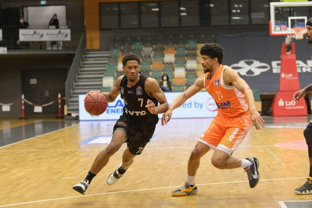 Kameron TAYLOR (7 Hamburg Towers), Jordan BARNETT (21 Rasta Vechta) ; Rasta Vechta vs Hamburg Towers, Basketball, easyCredit BBL Bundesliga, 07.04.2021, 29. Spieltag, Saison 2020 2021 ; Copyright: xErikxHillmer EIBNERx EP_ehr Rasta Vechta vs Hamburg Towers, Basketball, easyCredit BBL Bundesliga, 07.04.2021, 29. Spieltag, Saison 2020 2021 Vechta Copyright: xErikxHillmer EIBNERx EP_ehr