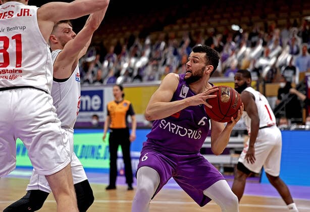 GSD zje123 Saison 2020 21 Easy credit Basketball Bundesliga BG Göttingen - JobStairs Giessem Göttingens Luke Nelson (am Ball) gegen Giessens Ferdinand Zylka und Scottie James jr. (links)