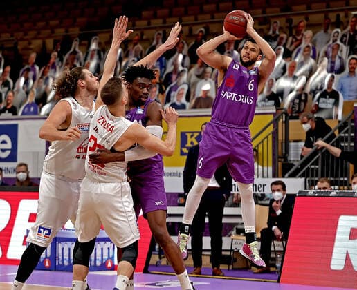 GSD zje123 Saison 2020 21 Easy credit Basketball Bundesliga BG Göttingen - JobStairs Giessem Göttingens Luke Nelson (am Ball) gegen Giessens Ferdinand Zylka und John Bryant (links)