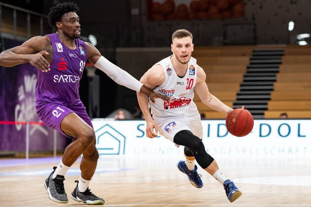BG Göttingen - Jobstairs Gießen 46ers 07.04.2021, Basketball-Bundesliga easyCredit-BBL, Saison 2020 2021, Hauptrunde, BG Göttingen - Jobstairs Gießen 46ers. Gießens Ferdinand Zylka (r) spielt gegen Göttingens Tai Odiase. Göttingen Niedersachsen Deutschland