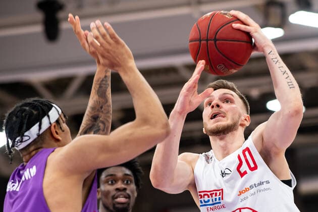 BG Göttingen - Jobstairs Gießen 46ers 07.04.2021, Basketball-Bundesliga easyCredit-BBL, Saison 2020 2021, Hauptrunde, BG Göttingen - Jobstairs Gießen 46ers. Gießens Ferdinand Zylka (r) spielt gegen Göttingens Nelson Weidemann. Göttingen Niedersachsen Deutschland