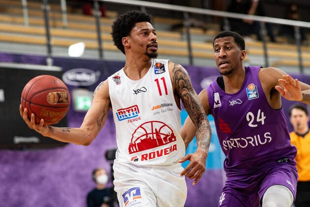 BG Göttingen - Jobstairs Gießen 46ers 07.04.2021, Basketball-Bundesliga easyCredit-BBL, Saison 2020 2021, Hauptrunde, BG Göttingen - Jobstairs Gießen 46ers. Gießens Diante Maurice Garrett (l) spielt gegen Göttingens Aubrey Dawkins. Göttingen Niedersachsen Deutschland