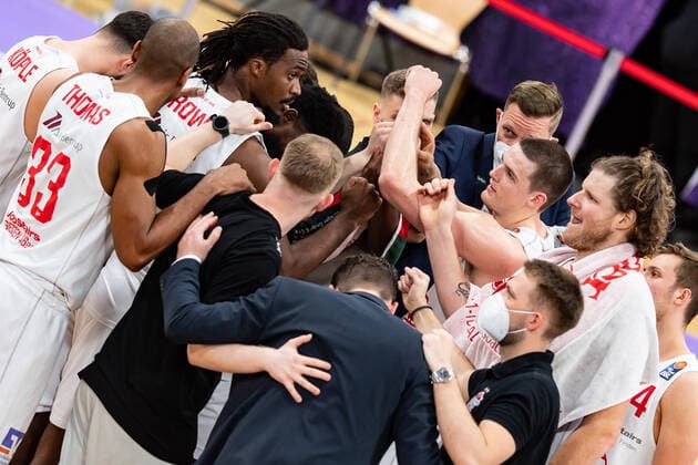 BG Göttingen - Jobstairs Gießen 46ers 07.04.2021, Basketball-Bundesliga easyCredit-BBL, Saison 2020 2021, Hauptrunde, BG Göttingen - Jobstairs Gießen 46ers. Gießens Spieler stehen im Kreis zusammen. Göttingen Niedersachsen Deutschland