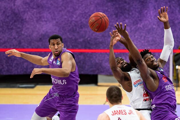 BG Göttingen - Jobstairs Gießen 46ers 07.04.2021, Basketball-Bundesliga easyCredit-BBL, Saison 2020 2021, Hauptrunde, BG Göttingen - Jobstairs Gießen 46ers. Gießens Jonathan Stark (M) spielt gegen Göttingens Tai Odiase (r) und Göttingens Aubrey Dawkins. Göttingen Niedersachsen Deutschland