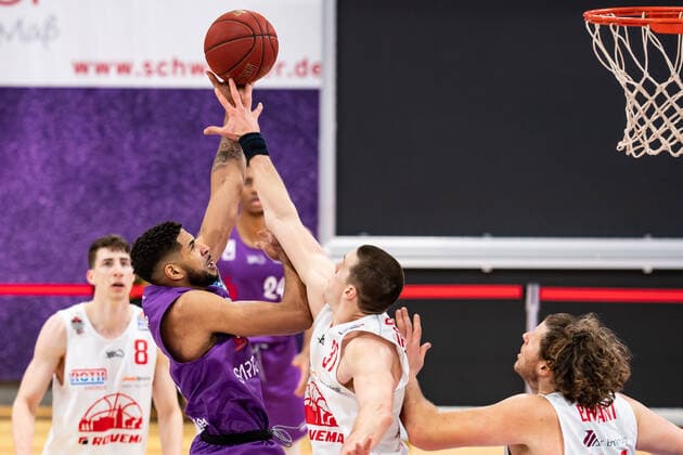 BG Göttingen - Jobstairs Gießen 46ers 07.04.2021, Basketball-Bundesliga easyCredit-BBL, Saison 2020 2021, Hauptrunde, BG Göttingen - Jobstairs Gießen 46ers. Göttingens Marvin Omuvwie (l) spielt gegen Gießens John Bryant. Göttingen Niedersachsen Deutschland