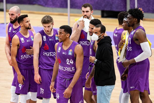 BG Göttingen - Jobstairs Gießen 46ers 07.04.2021, Basketball-Bundesliga easyCredit-BBL, Saison 2020 2021, Hauptrunde, BG Göttingen - Jobstairs Gießen 46ers. Göttingens Spieler stehen nach dem Spiel zusammen. Göttingen Niedersachsen Deutschland