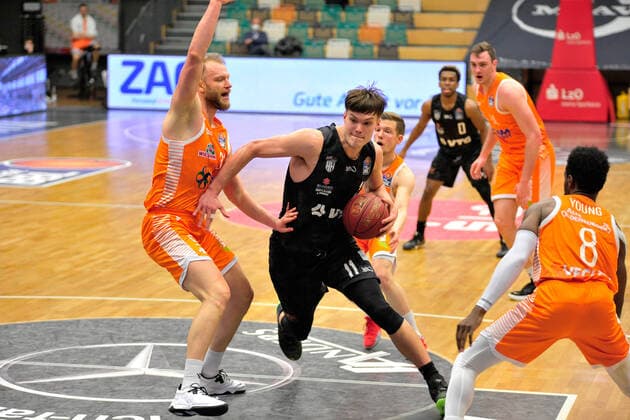 Basketball - . Bundesliga - 29. Spieltag RASTA Vechta - Hamburg Towers am 07.04.2020 im RASTA Dome in Vechta Maik Kotsar (Hamburg) im Zweikampf mit Robin Christen (Vechta)