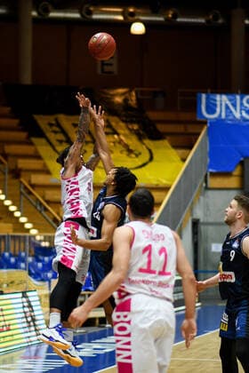 Chris Babb (Telekom Baskets Bonn) im Zweikampf mit Jeremy Jones (HAKRO Merlins Crailsheim), GER, HAKRO Merlins Crailsheim vs. Telekom Baskets Bonn, 07.04.2021, 29. Spieltag easycredit Basketball Bundesliga, Spielzeit 2020 2021. GER, HAKRO Merlins Crailsheim vs. Telekom Baskets Bonn, 07.04.2021, 29. Spieltag easycredit Basketball Bundesliga, Spielzeit 2020 202 Crailsheim Copyright: xEibnerxPressefoto MichaelxMemmlerx EP_MMR
