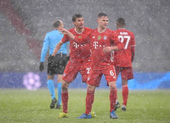 Bilder des Jahres 2021, Sport 04 April Sport Themen der Woche KW14 Sport Bilder des Tages 07.04.2021, Fussball Championslaegue: FC Bayern München - Paris Saint Germain 07.04.2021, Fussball Championsleague 2020 2021, Viertelfinale, FC Bayern München - Paris St. Germain, in der Allianz-Arena München. (L-R) Thomas Müller (Bayern München) versucht Joshua Kimmich (Bayern München) nach Abpfiff zu beruhigen Foto: Bernd Feil M.i.S. Pool Nur für journalistische Zwecke! Only for editorial use! Gemäß den Vorgaben der DFL Deutsche Fußball Liga ist es untersagt, in dem Stadion und oder vom Spiel angefertigte Fotoaufnahmen in Form von Sequenzbildern und oder videoähnlichen Fotostrecken zu verwerten bzw. verwerten zu lassen. DFL regulations prohibit any use of photographs as image sequences and or quasi-video. National and international NewsAgencies OUT. München Allianz Arena Bayern Deutschland *** 07 04 2021, Fussball Championslaegue FC Bayern München Paris Saint Germain 07 04 2021, Fussball Championsleague 2020 2021, Viertelfinale, FC Bayern München Paris St Germain, in der Allianz Arena München L R Thomas Müller Bayern München versucht Joshua Kimmich Bayern München nach Abpfiff zu beruhigen Foto Bernd Feil M i S Pool Nur für journalistische Zwecke Only for editorial use According to the DFL Deutsche Fußball Liga regulations it is prohibited, DFL regulations prohibit any use of photographs as image sequences and or quasi video National and international NewsAgencies OUT München Allianz Arena Bayern Deutschland Poolfoto Bernd Feil M.i.S. Pool ,EDITORIAL USE ONLY