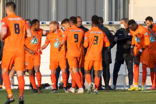 Voltigeurs de Chateaubriant Contre Montpellier pour le 8e de Finale de la coupe de France au Stade de la Ville en Bois, le 07 Avril 2021. Fin du match haie honneur  Copyright: xJeremiasxGonzalezx xIP3x