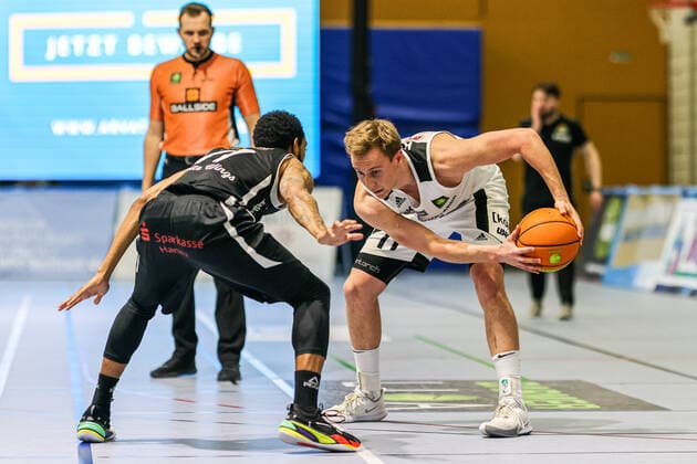 07.04.21, Herren, Basketball, Saison 2020 2021, 2. Bundesliga, Pro B Süd, College Wizards - White Wings Hanau Christoph Rupp (College Wizards 11) am Ball im Angriff und Zweikampf Karlsruhe Institut für und Sportwissenschaft (IfSS) Baden-Württemberg Germany