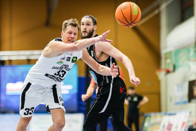 07.04.21, Herren, Basketball, Saison 2020 2021, 2. Bundesliga, Pro B Süd, College Wizards - White Wings Hanau Rouven Roessler (College Wizards 33) passt den Ball. Karlsruhe Institut für und Sportwissenschaft (IfSS) Baden-Württemberg Germany