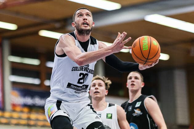 07.04.21, Herren, Basketball, Saison 2020 2021, 2. Bundesliga, Pro B Süd, College Wizards - White Wings Hanau Alexander Thompson (College Wizards 20) am Ball, setzt zum Wurf an. Karlsruhe Institut für und Sportwissenschaft (IfSS) Baden-Württemberg Germany