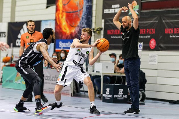 07.04.21, Herren, Basketball, Saison 2020 2021, 2. Bundesliga, Pro B Süd, College Wizards - White Wings Hanau Sean Flood (College Wizards 1) am Ball Karlsruhe Institut für und Sportwissenschaft (IfSS) Baden-Württemberg Germany