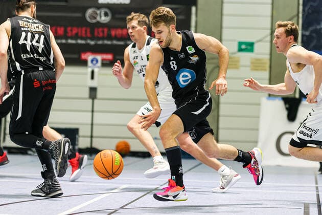 07.04.21, Herren, Basketball, Saison 2020 2021, 2. Bundesliga, Pro B Süd, College Wizards - White Wings Hanau Felix Hecker (Hanau 8) am Ball im Angriff. Karlsruhe Institut für und Sportwissenschaft (IfSS) Baden-Württemberg Germany