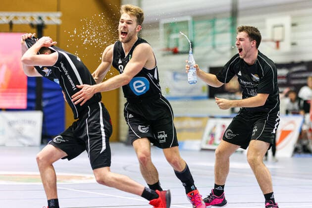 Sport Bilder des Tages 07.04.21, Herren, Basketball, Saison 2020 2021, 2. Bundesliga, Pro B Süd, College Wizards - White Wings Hanau Die Mannschaft aus Hanau freut sich über den knappen Sieg. Karlsruhe Institut für und Sportwissenschaft (IfSS) Baden-Württemberg Germany