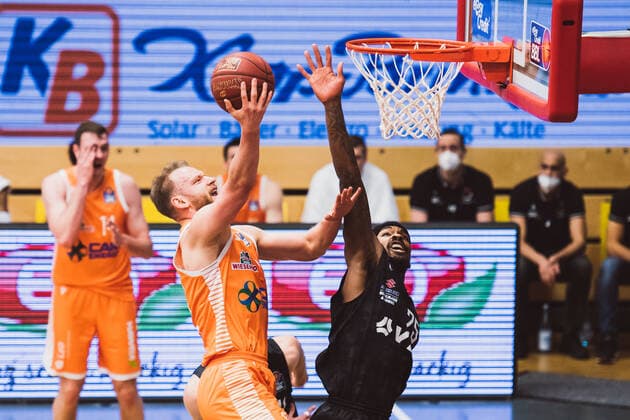 easyCredit-BBL: 29. Spieltag - RASTA Vechta vs. Hamburg Towers, 07.04.2021 Robin Manuel Christen (RASTA Vechta, 33), Terry Allen (Hamburg Towers, 25); easyCredit-BBL: 29. Spieltag - RASTA Vechta vs. Hamburg Towers am 07.04.2021 in Vechta (RASTA Dome), Germany, Copyright: xBEAUTIFULxSPORTS Neddermannx