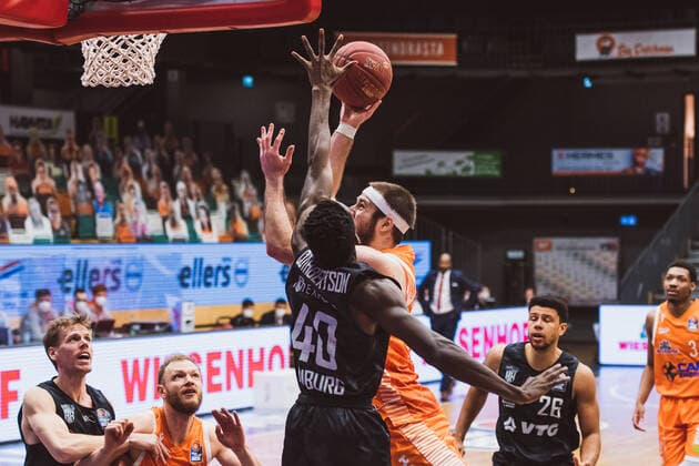 easyCredit-BBL: 29. Spieltag - RASTA Vechta vs. Hamburg Towers, 07.04.2021 Zac Cuthbertson (Hamburg Towers, 40), Jesse Johannes Hunt (RASTA Vechta, 34); easyCredit-BBL: 29. Spieltag - RASTA Vechta vs. Hamburg Towers am 07.04.2021 in Vechta (RASTA Dome), Germany, Copyright: xBEAUTIFULxSPORTS Neddermannx