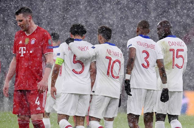 Bilder des Jahres 2021, Sport 04 April Sport Themen der Woche KW14 Fussball International CHL 20 21: FC Bayern Muenchen - Paris Saint-Germain FUSSBALL CHAMPIONS LEAGUE SAISON 2020 2021 Viertelfinale Hinspiel 07.04.2021 FC Bayern Muenchen - Paris Saint-Germain ENTTAEUSCHUNG FC Bayern Muenchen; Niklas Suele. JUBEL Paris Saint-Germain; Torschuetze zum 0-2 Marquinhos umarmt von Neymar, Presnel Kimpembe, Danilo (v.li.) FOTO: Markus Ulmer Pressefoto Ulmer Pool xxNOxMODELxRELEASExx Nur für journalistische Zwecke! Only for editorial use! No commercial usage! Muenchen Deutschland *** Football International CHL 20 21 FC Bayern Muenchen Paris Saint Germain FOOTBALL CHAMPIONS LEAGUE SEASON 2020 2021 Quarterfinals First leg 07 04 2021 FC Bayern Muenchen Paris Saint Germain ENTTAECHUNG FC Bayern Muenchen Niklas Suele JUBEL Paris Saint Germain Goal scorer to 0 2 Marquinhos hugged by Neymar, Presnel Kimpembe, Danilo v li PHOTO Markus Ulmer Pressefoto Ulmer Pool xxNOxMODELxRELEASExx Only for journalistic use No commercial usage Muenchen Germany Poolfoto ULMER ,EDITORIAL USE ONLY