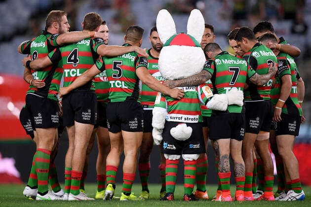 Bilder des Jahres 2021, Sport 04 April Sport Themen der Woche KW14 Sport Bilder des Tages NRL RABBITOHS BRONCOS, Players stand for a moments silence for Tom Raudonikis during the Round 4 NRL match between the South Sydney Rabbitohs and the Brisbane Broncos at Stadium Australia in Sydney, Thursday, April 8, 2021. ( NO ARCHIVING, EDITORIAL USE ONLY, NO USE IN BOOKS WITHOUT CONSENT SYDNEY NSW AUSTRALIA  Copyright: xDANxHIMBRECHTSx 20210408001533260174