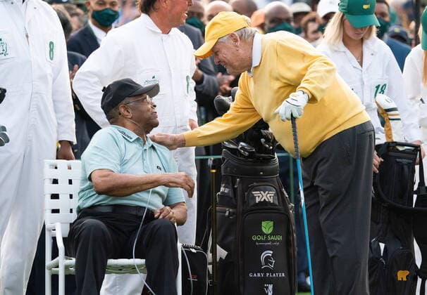 Bilder des Jahres 2021, Sport 04 April Sport Themen der Woche KW14 Sport Bilder des Tages Jack Nicklaus talks to Lee Elder, the first Black man to play the Masters Tournament, at the start of the 2021 Masters Tournament at the Augusta National Golf Club in Augusta, Georgia on Thursday, April 8, 2021.  AUG20210408325 KEVINxDIETSCH