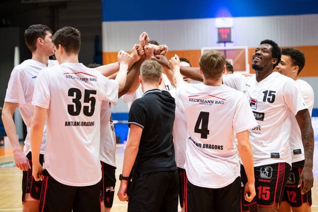BARMER 2. Basketball Bundesliga ProA 28. Spieltag Saison 2020 2021 am 8.4.2021 Science City Jena vs Artland Dragons Die Mannschaft der Artland Dragons schwört sich vor dem Spiel ein Sparkassen Arena Jena