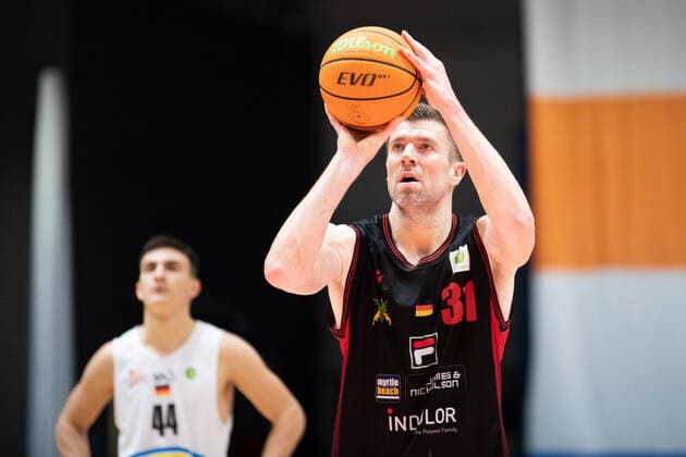 BARMER 2. Basketball Bundesliga ProA 28. Spieltag Saison 2020 2021 am 8.4.2021 Science City Jena vs Artland Dragons Robert Oehle (Artland) beim Freiwurf Sparkassen Arena Jena