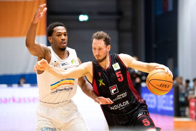 BARMER 2. Basketball Bundesliga ProA 28. Spieltag Saison 2020 2021 am 8.4.2021 Science City Jena vs Artland Dragons v.re. Chase Griffin (Artland) am Ball gegen Frederick Zamal Nixon (Jena) Sparkassen Arena Jena
