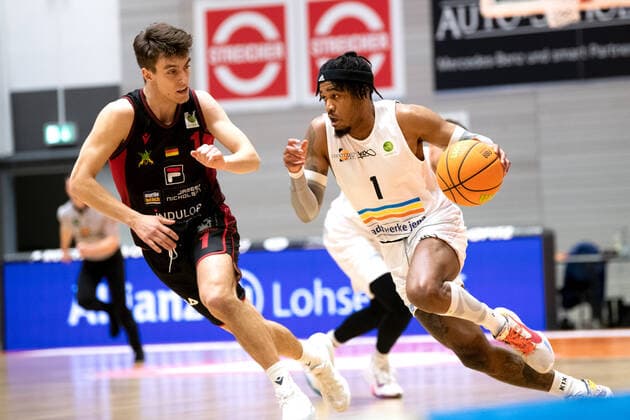 BARMER 2. Basketball Bundesliga ProA 28. Spieltag Saison 2020 2021 am 8.4.2021 Science City Jena vs Artland Dragons v.re. am Ball Kasey Jamal Hill (Jena) gegen Zachary Ensminger (Artland) Sparkassen Arena Jena